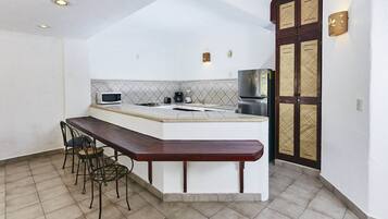 Apartment, 3 Bedrooms, Terrace, City View | Dining room