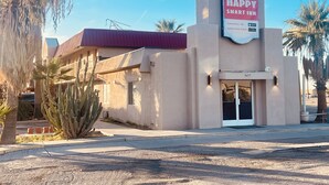 A building with a sign reading "HAPPY SMART INN" and a contact number. - Happy Smart Inn I-10 Eloy and Casa Grande (Eloy)