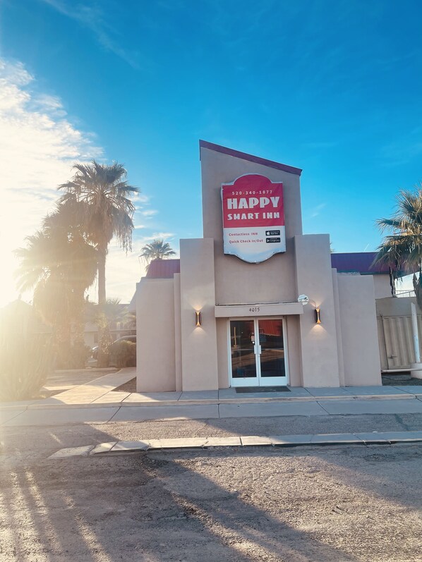 A building with a sign reading "HAPPY SMART INN" and a contact number. - Happy Smart Inn I-10 Eloy and Casa Grande (Eloy)