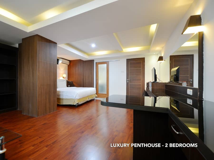 Premium bedding, in-room safe, desk, free WiFi