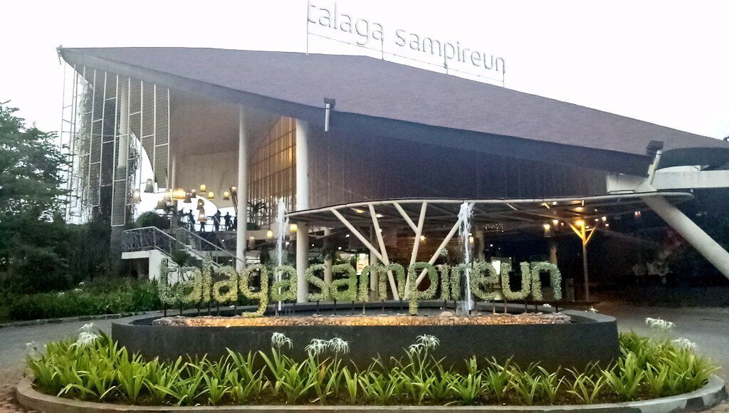 Un bâtiment moderne doté d’une grande entrée et d’une enseigne sur laquelle on peut lire : « Calaga samplum ».