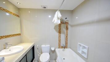 Combinació de dutxa i banyera, articles de tocador gratuïts i bidet