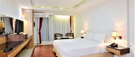 Premium bedding, in-room safe, desk, free WiFi