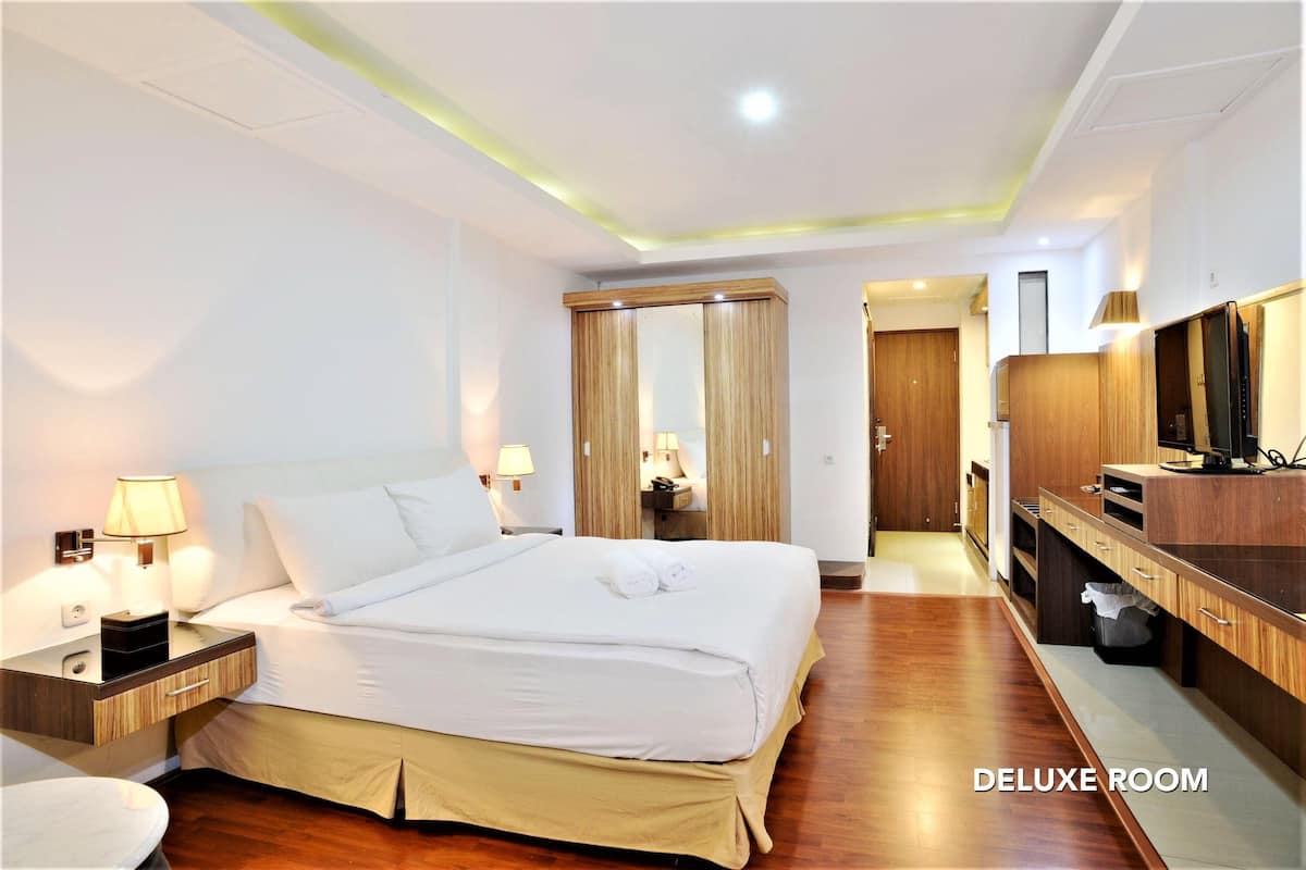 Premium bedding, in-room safe, desk, free WiFi
