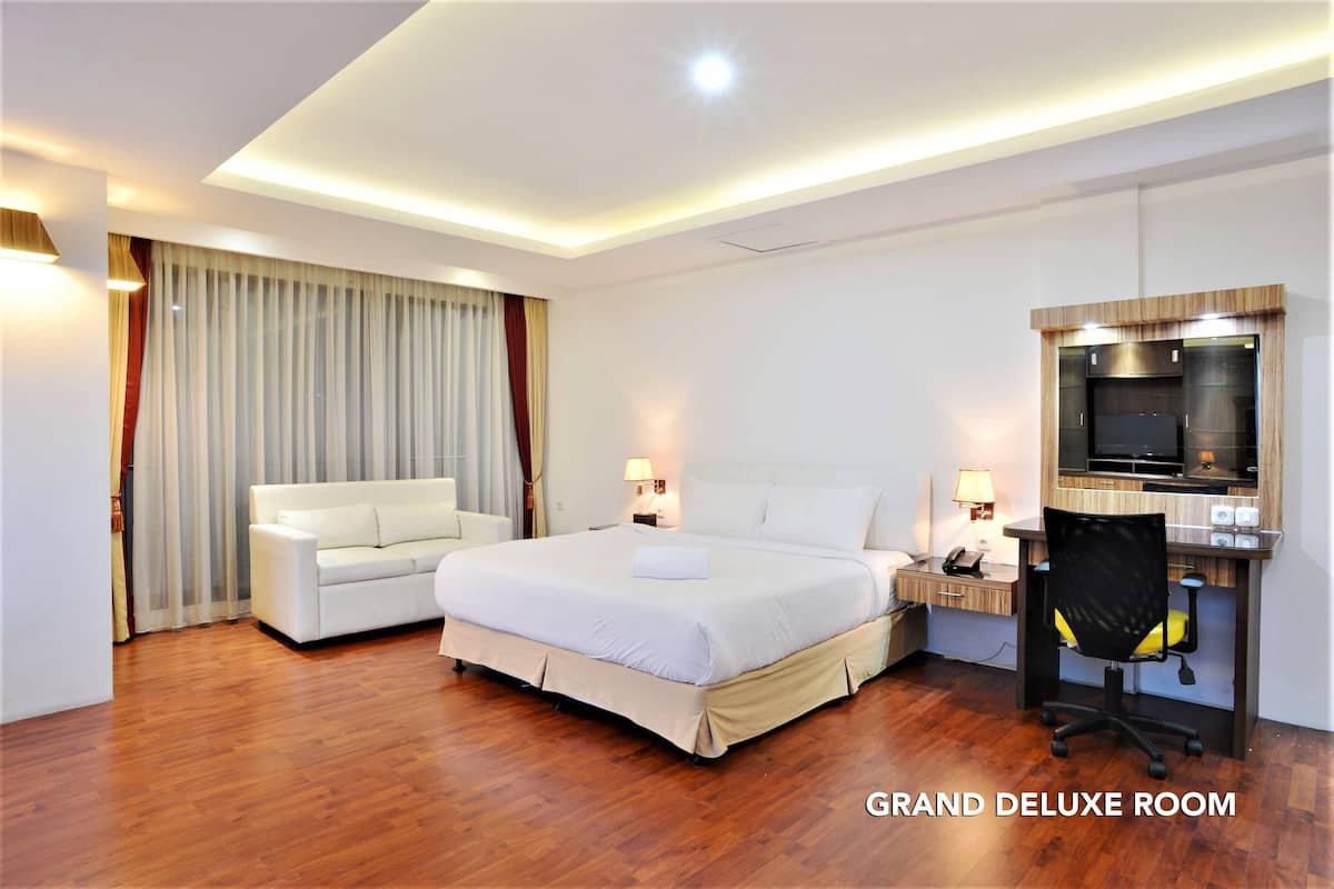 Premium bedding, in-room safe, desk, free WiFi