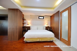Roupas de cama premium, cofres nos quartos, escrivaninha