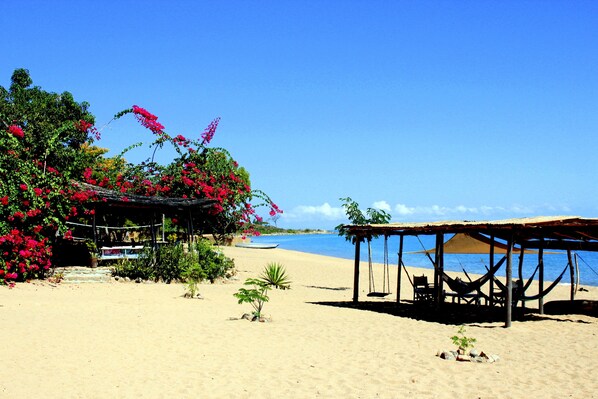 Praia particular, barracas de praia de cortesia, espreguiçadeiras 