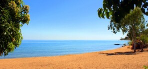 Praia particular, barracas de praia de cortesia, espreguiçadeiras 