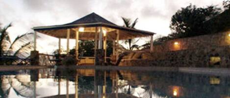 Vila, 5 quartos, para fumantes, piscina particular | Jardim