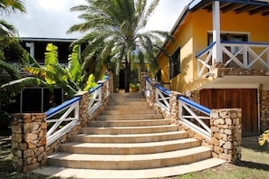 Property entrance - The Carib House 5 Bedrooms And Pool Close To Beach (Falmouth Harbour)