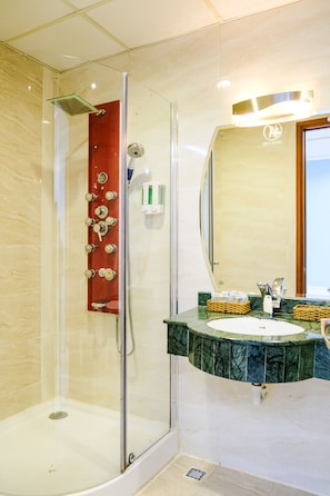 Een douche, gratis toiletartikelen, pantoffels, handdoeken