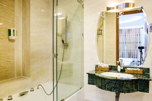 Dusche, kostenlose Toilettenartikel, Hausschuhe, Handtücher