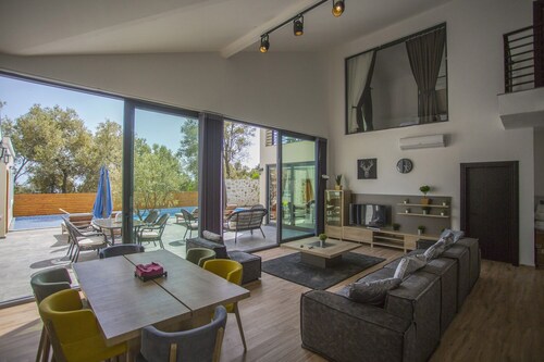 Half Moon Villa 1- Stunning Luxurious Hillside 2 Bedroom Villa 