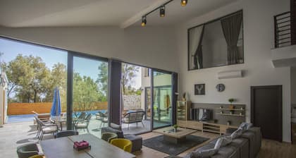 Half Moon Villa 1- Stunning Luxurious Hillside 2 Bedroom Villa