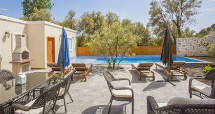 Half Moon Villa 1- Stunning Luxurious Hillside 2 Bedroom Villa