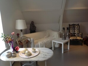 Apartment, 2 Bedrooms | Living room | Flat-screen TV - Apartment Naarden-vesting (Naarden)