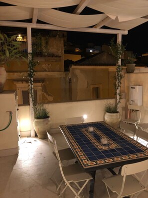 Casa, 2 habitaciones, vista a la ciudad | Restaurante al aire libre