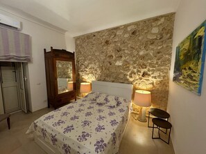 Casa, 2 habitaciones, vista a la ciudad | 2 habitaciones y tabla de planchar con plancha 