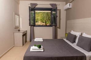 Desk, free WiFi, bed sheets - Trianon Studios (Zakynthos)