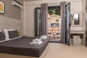 Desk, free WiFi, bed sheets - Trianon Studios (Zakynthos)