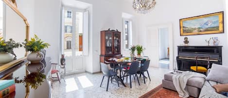 Gác, 4 phòng ngủ, ban công, quang cảnh thành phố | Nội thất