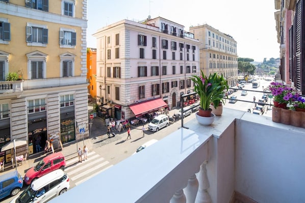 Loft, 4 Bedrooms, Balcony, City View | Property grounds