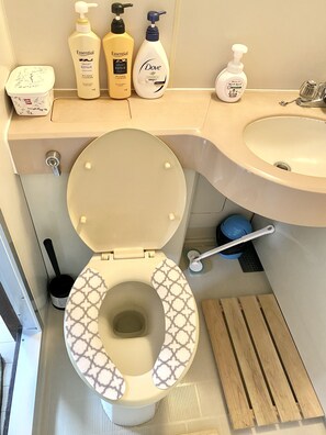 Apartemen (301) | Kamar mandi | Bathtub dan shower terpisah dan bathtub besar