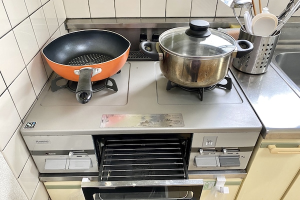 Apartment (301) | Private kitchen | Fridge, microwave, stovetop, electric kettle