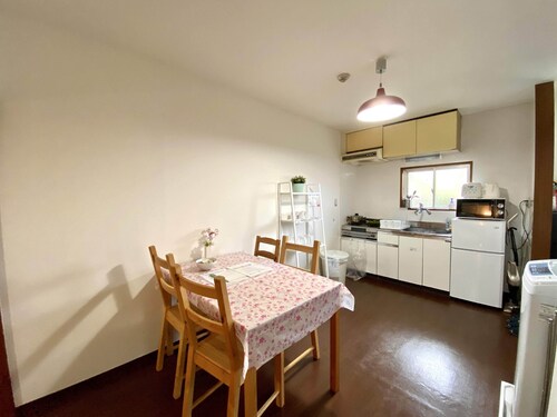 客室内のダイニングエリア