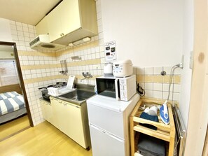 Apartemen (305) | Dapur pribadi | Lemari es, microwave, kompor, dan ketel listrik