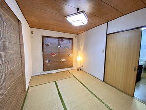 1 chambre, ameublement personnalisé, fer et planche à repasser