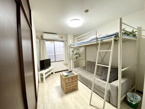 1 chambre, ameublement personnalisé, fer et planche à repasser