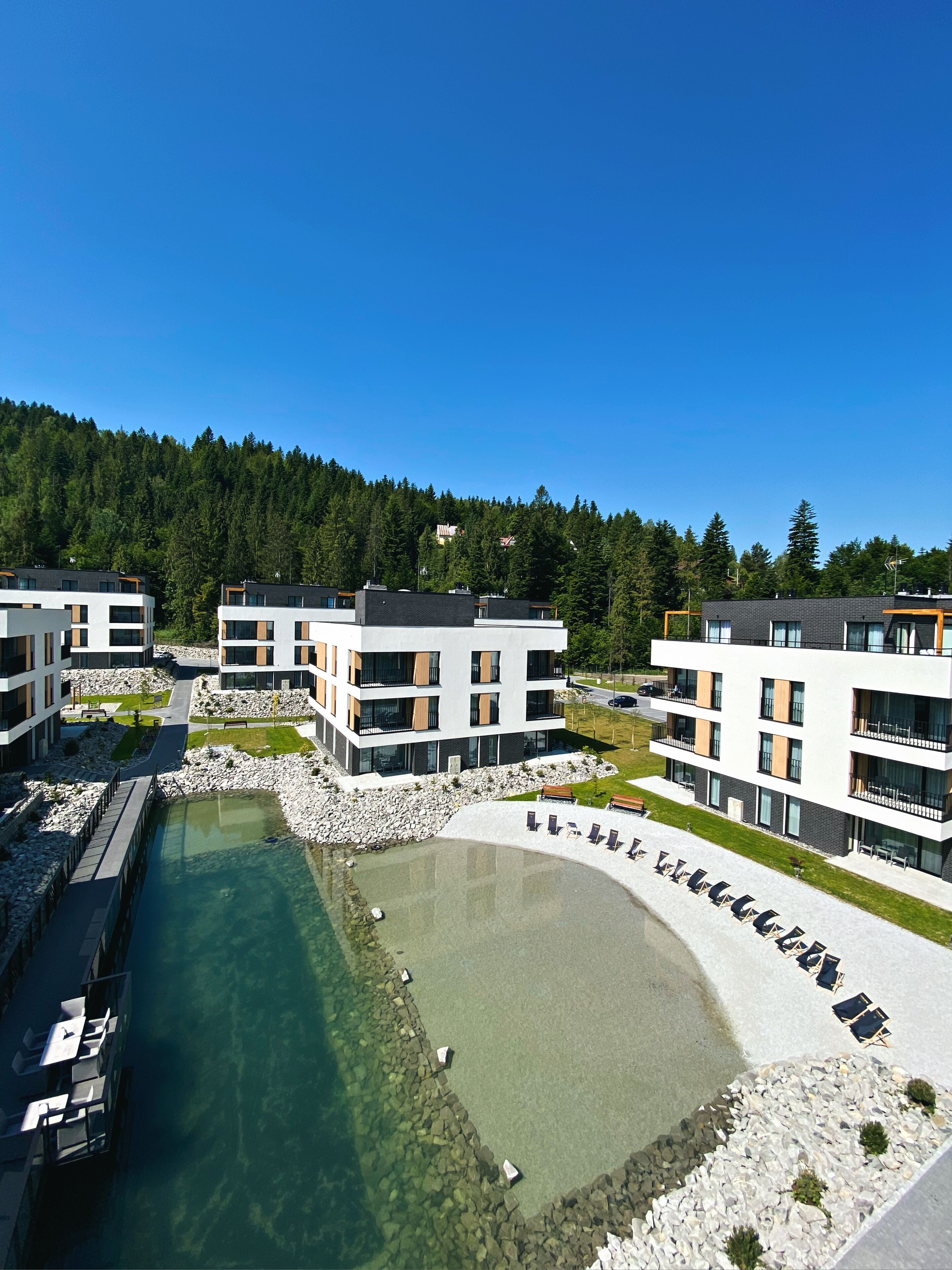 Privatstrand, schwarzer Sandstrand, Liegestühle