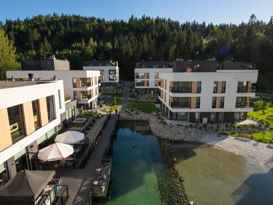 Praia particular, areia preta, espreguiçadeiras