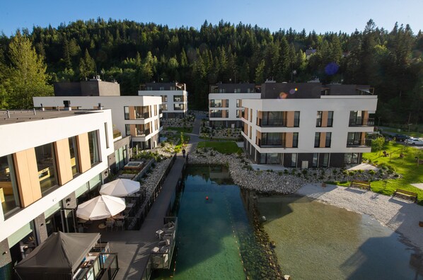 Private beach, black sand, sun loungers - Vislow Resort (Wisla)