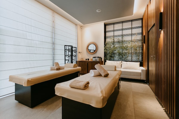 Couples treatment room(s), steam room, body treatments, hydrotherapy