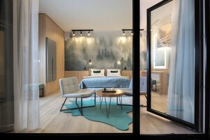 Minibar, caja de seguridad en la habitación y escritorio 