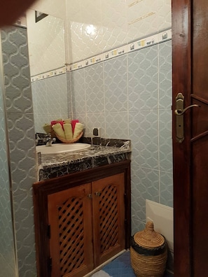 Apartment, 2 Bedrooms, Smoking, Balcony | Bathroom