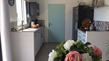 Réfrigérateur, micro-ondes, four, plaque de cuisson