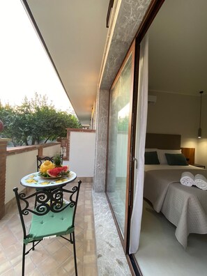 Minibar, desk, bed sheets - Villa Antonino (Giardini Naxos)