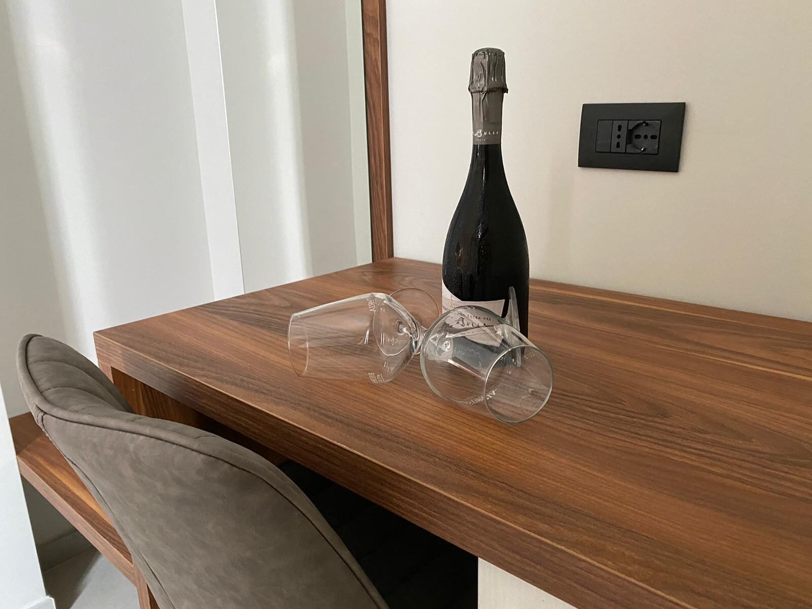 Minibar, bureau, draps fournis