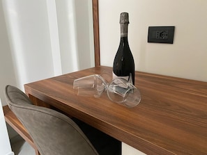 Minibar, desk, bed sheets - Villa Antonino (Giardini Naxos)