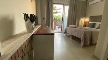 Minibar, skrivebord og sengetøy