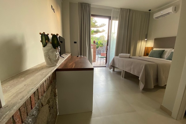 Minibar, escritorio y ropa de cama