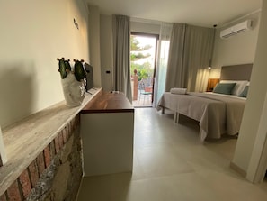 Minibar, desk, bed sheets - Villa Antonino (Giardini Naxos)