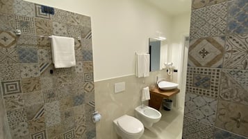 Shower, rainfall showerhead, free toiletries, hair dryer