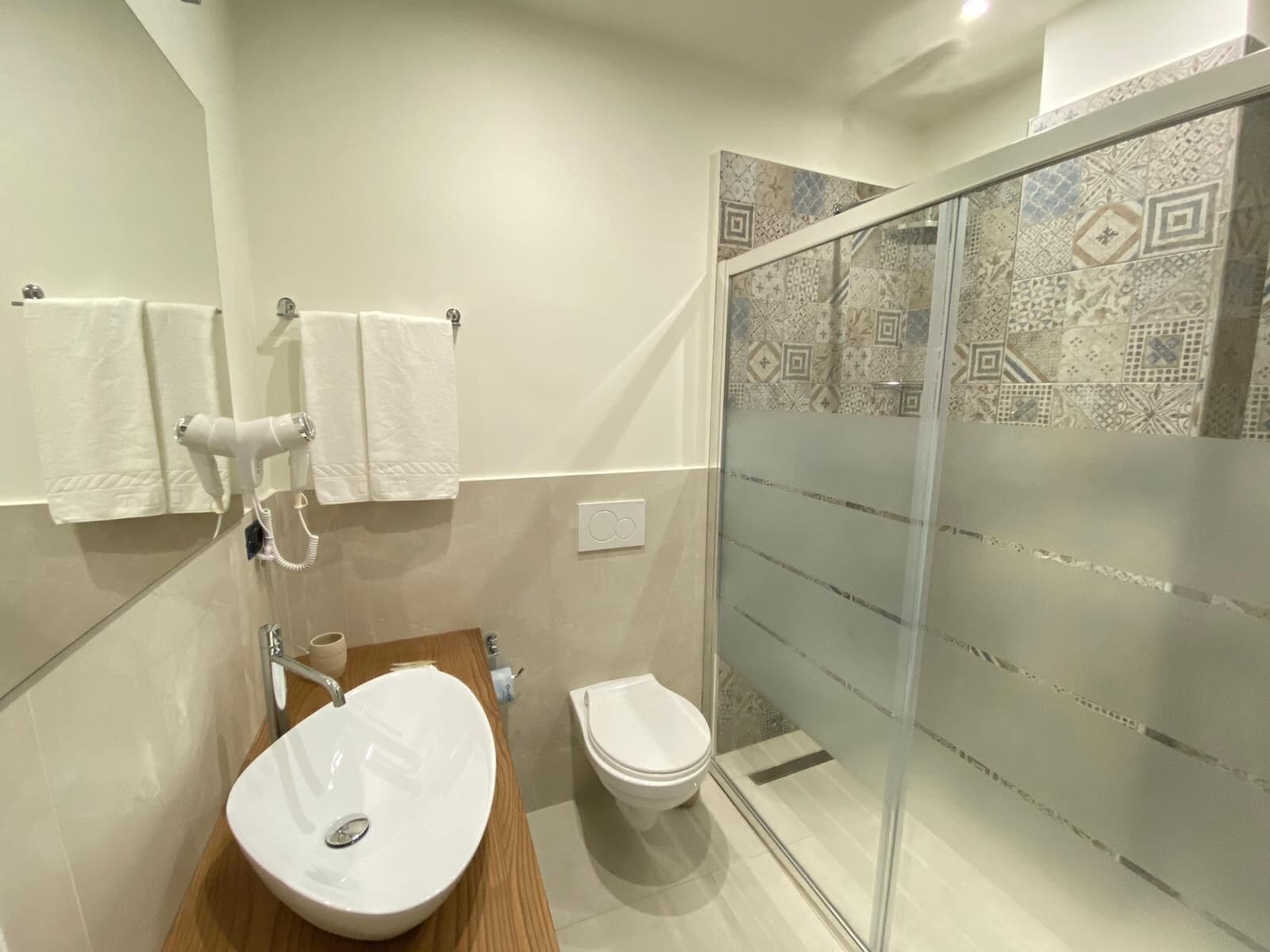 Douche, douche à « effet pluie », articles de toilette gratuits