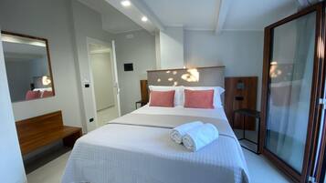 Habitación superior con 1 cama doble o 2 individuales | Minibar, escritorio, ropa de cama