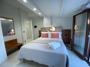 Habitació doble o amb dos llits individuals superior | Minibar, escriptori i roba de llit 