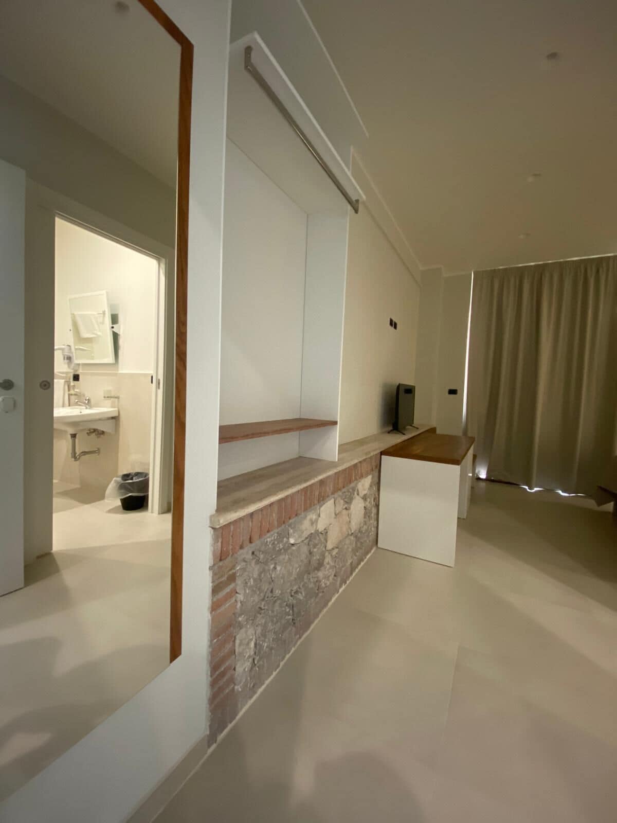 Minibar, bureau, draps fournis